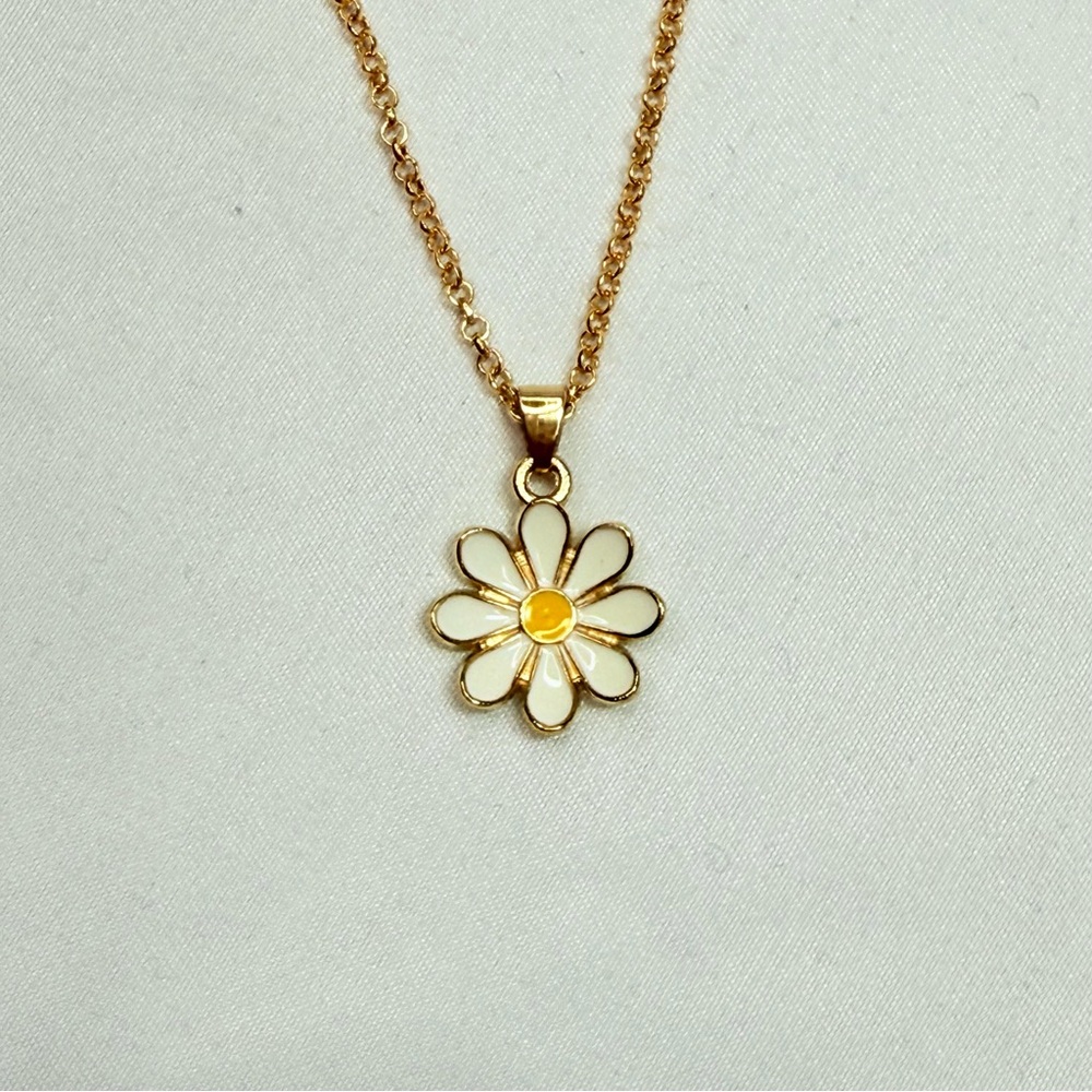 🎄🎄Gold and White Daisy Pendant Necklace